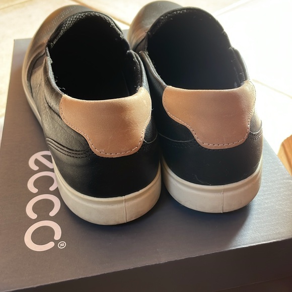 Black Leather Ecco Leisure Slip ons - Picture 3 of 7